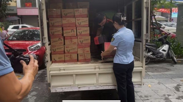 Hà Nội phát hiện xe tải chở 2.500 bánh Trung thu không rõ nguồn gốc