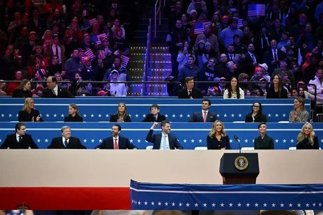 Các thành viên gia đình ông Trump trong lễ diễu hành nhậm chức. Hàng ghế đầu, từ trái sang phải: Barron, Viktor Knavs, Don Jr., Eric, Lara, Ivanka và Tiffany forbes-tiet-lo-bat-ngo-ve-khoi-tai-san-barron-trump-3.jpg