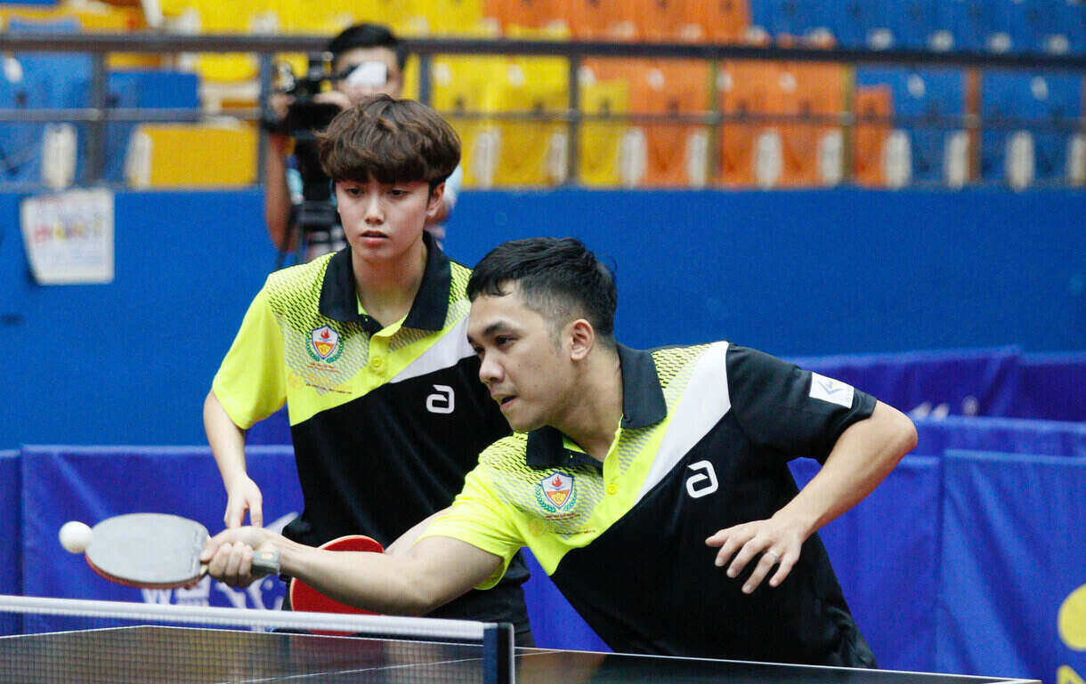 Tay vợt Đinh Anh Hoàng (bên phải) giành Huy chương Vàng nội dung đôi nam nữ.