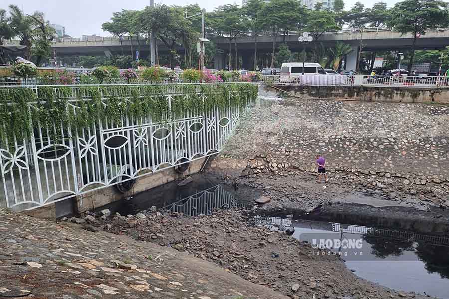 Đoạn cống xả nước từ hồ Tây vào sông Tô Lịch. Ảnh: Tô Thế