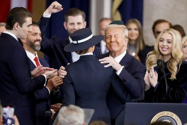 Ông Donald Trump ăn mừng lễ nhậm chức năm 2025 của mình cùng vợ Melania và các con Barron, Don Jr., Eric, Ivanka và Tiffany forbes-tiet-lo-bat-ngo-ve-khoi-tai-san-barron-trump-2.jpg