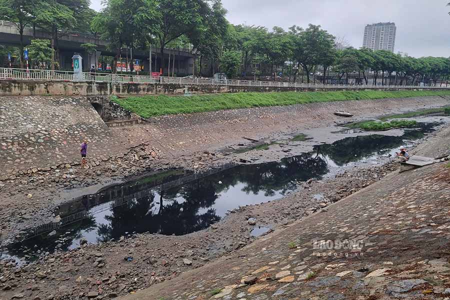 Nhiều đoạn sông cạn trơ đáy. Ảnh: Tô Thế