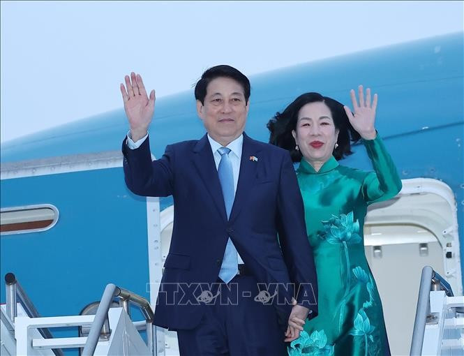 Chủ tịch nước Lương Cường và Phu nhân rời thành phố New York, lên đường về nước. (Ảnh: Lâm Khánh/TTXVN) Chủ tịch nước Lương Cường và Phu nhân rời thành phố New York, lên đường về nước. (Ảnh: Lâm Khánh/TTXVN)