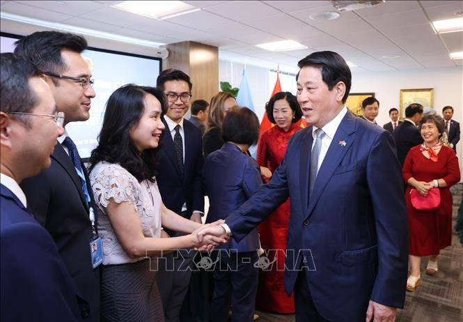 Chủ tịch nước Lương Cường với cán bộ, nhân viên các cơ quan đại diện Việt Nam tại Hoa Kỳ, đại diện cộng đồng người Việt Nam ở New York (Hoa Kỳ). (Ảnh: Lâm Khánh/TTXVN) Chủ tịch nước Lương Cường với cán bộ, nhân viên các cơ quan đại diện Việt Nam tại Hoa Kỳ, đại diện cộng đồng người Việt Nam ở New York (Hoa Kỳ). (Ảnh: Lâm Khánh/TTXVN)