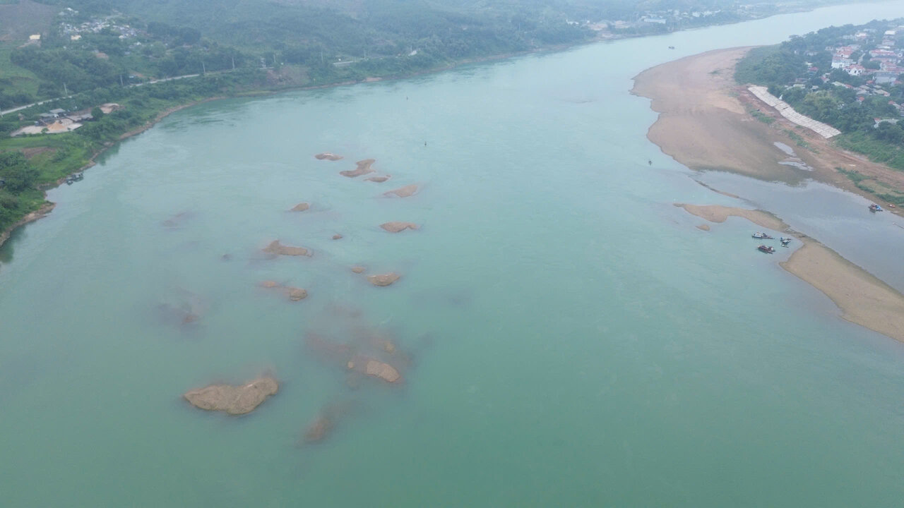 Hạ du sông Đà cạn trơ đáy giữa mùa mưa. Ảnh: Đặng Tình