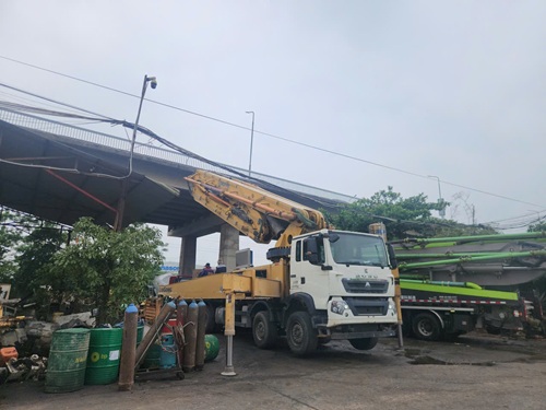 Ô tô, máy công trình dưới chân cầu Thăng Long. Ảnh: Minh Hạnh