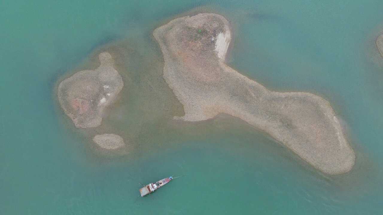 Cồn cát lớn lộ rõ giữa lòng sông Đà đoạn hạ du Thủy điện Hòa Bình.Ảnh: Đặng Tình