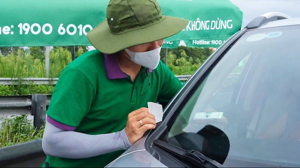Các chủ xe phải chuyển đổi từ tài khoản thu phí sang tài khoản giao thông có liên kết thanh toán không dùng tiền mặt để qua trạm thu phí từ ngày 1.10.2025. Ảnh: LDO.