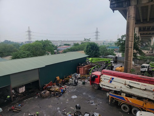 Loạt nhà xưởng dưới chân cầu Thăng Long. Ảnh: Minh Hạnh