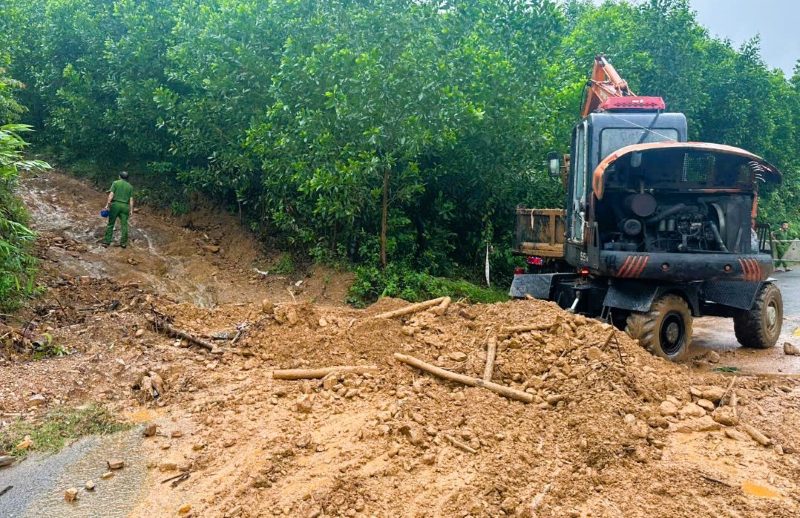 Đà Nẵng khẩn trương khắc phục sạt trượt tràn xuống mặt đường, gây sách tắc trên QL40B. Ảnh: Sở Xây dựng Đà Nẵng.