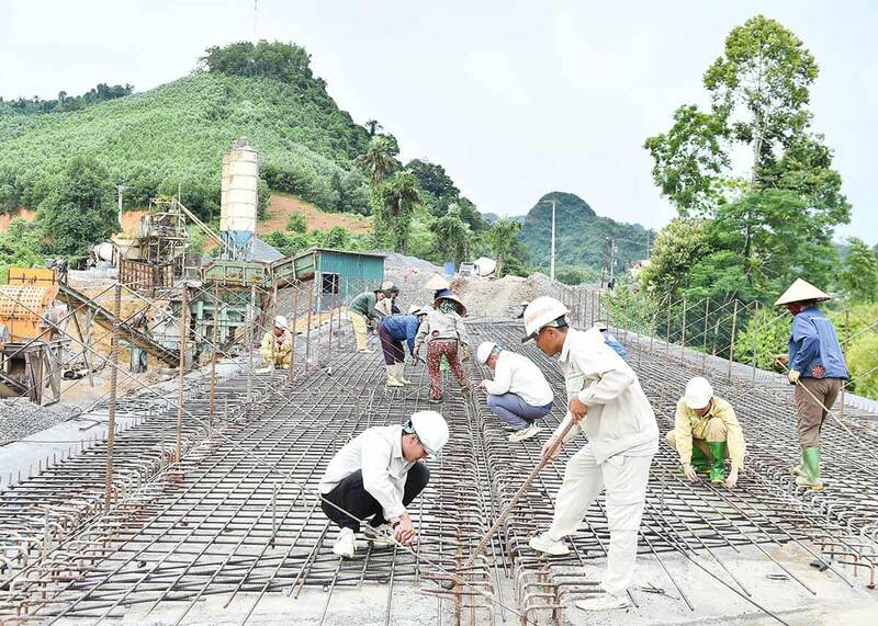 Các công nhân gấp rút thi công dự án. Ảnh: Thanh Phúc