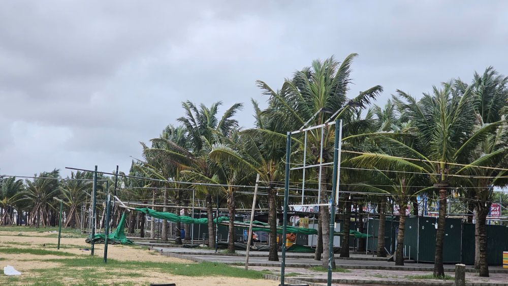 Các tuyến đường, hàng quán ở khu vực biển Nhật Lệ không một bóng người. Ảnh: Công Sáng