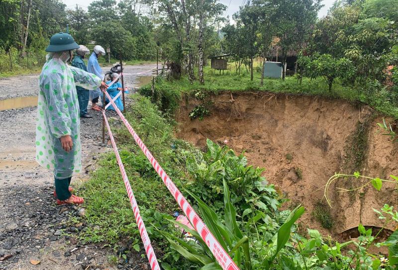 xã biên giới La Dêê được báo cáo nhanh qua nhóm: hiện mưa lớn kéo dài 2 ngày qua đã làm sạt lở nghiêm trọng đoạn đường Quốc lộ 14D, đoạn qua thôn Đắc Rế