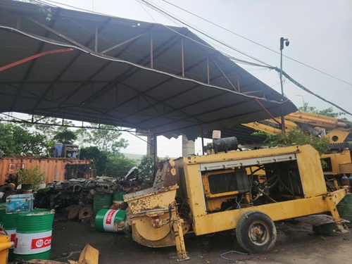 Máy móc, nhà xưởng dưới chân cầu Thăng Long. Ảnh: Minh Hạnh