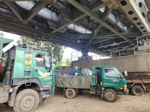 Xe tải tập chung dưới chân cầu Thăng Long để sang dỡ hàng hoá. Ảnh: Minh Hạnh