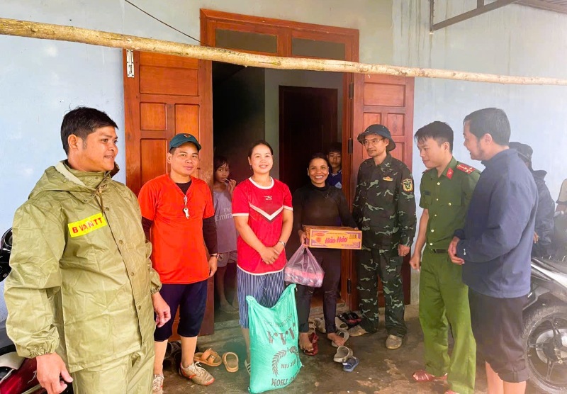 Lãnh đạo xã AVương, Đà Nẵng thăm hỏi, động viên 12 người dân thôn A'ur ở lại trung tâm xã lánh nạn, phòng nguy hiểm do nước dâng cao, cây cối ngã đổ dọc đường. Ảnh: BRíu Quân