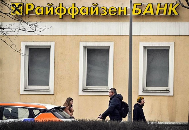 Ngân hàng nước ngoài lớn nhất ở Nga rút lui bất thành, 7 tỉ euro mắc kẹt