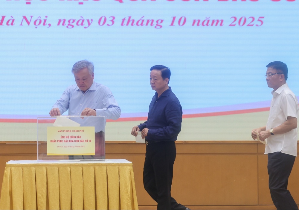 Phó Thủ tướng Thường trực Chính phủ Nguyễn Hòa Bình, Phó Thủ tướng Chính phủ Trần Hồng Hà, Phó Thủ tướng Chính phủ Lê Thành Long tham gia quyên góp, ủng hộ đồng bào bị thiệt hại do cơn bão số 10 gây ra. Ảnh: VGP/Nhật Bắc