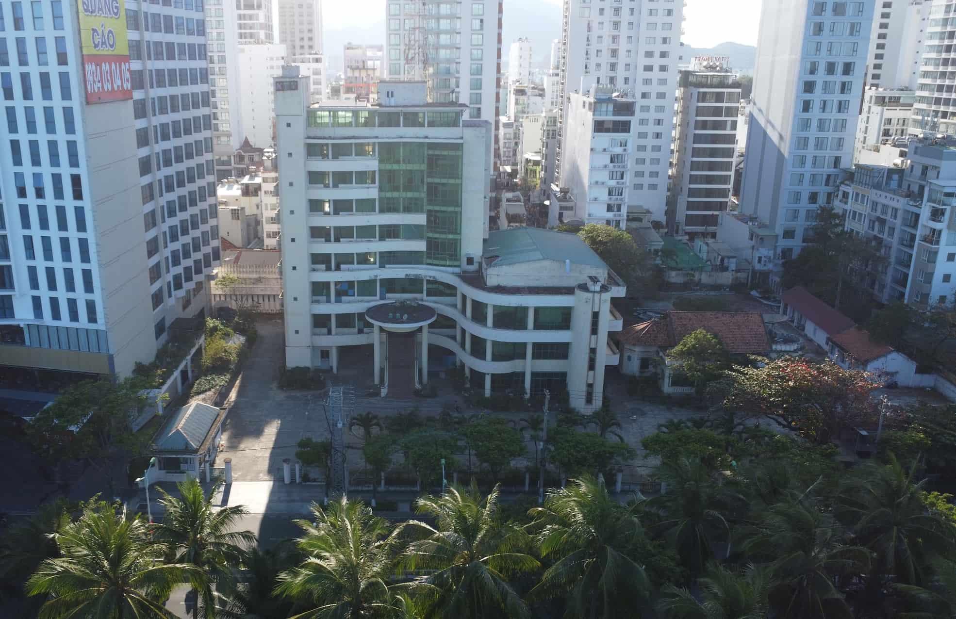 dọc bờ biển Nha Trang có một số dự án đất vàng cũng trong tình trạng bỏ hoang như khu đất ven biển rộng 8.000 m2 của Đài Phát thanh - Truyền hình Khánh Hòa (70 Trần Phú). Ảnh: Hữu Long