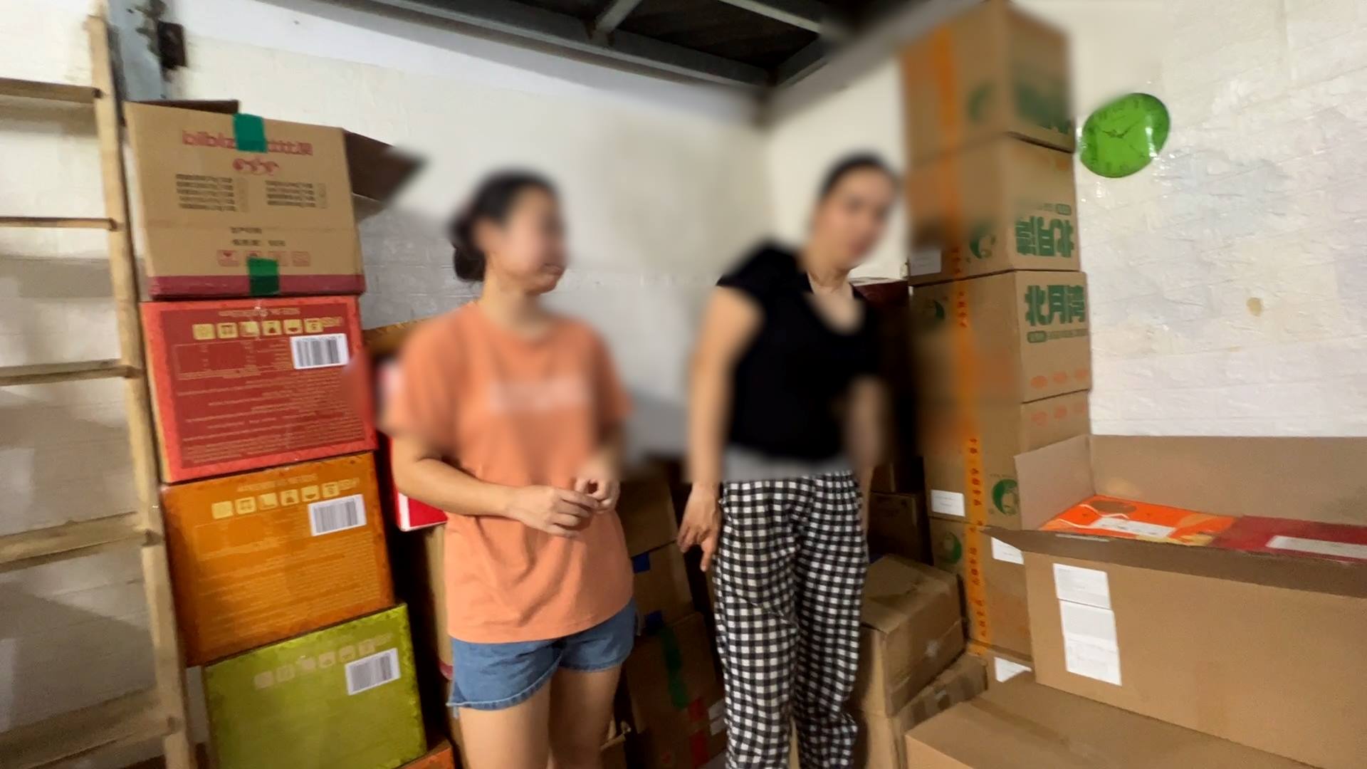 Linh và nhân viên đang quảng cáo với PV các sản phẩm bán tại cửa hàng. Ảnh: Nhóm PV