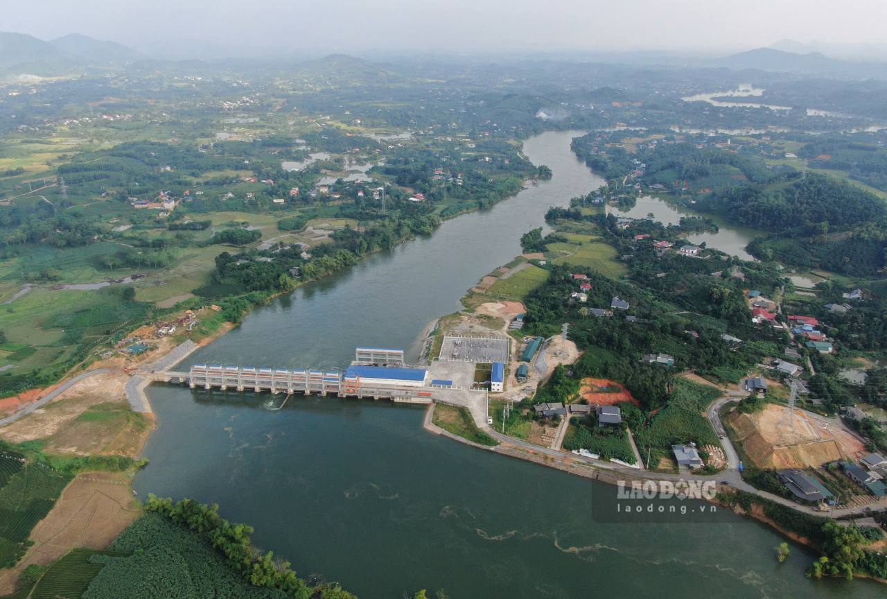 Người dân cho rằng 2 năm trở lại đây, việc mưa lớn, thủy điện xả lũ mạnh khiến khu vực hạ lưu ngập sâu, ngập lâu. Ảnh: Văn Đức