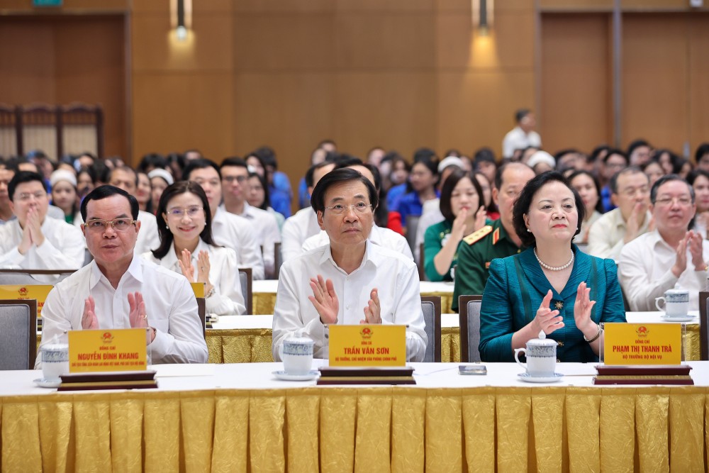 Phó Chủ tịch Ủy ban Trung ương MTTQ Việt Nam, Chủ tịch Tổng Liên đoàn Lao động Việt Nam và các đại biểu dự lễ phát động. Ảnh: Nhật Bắc