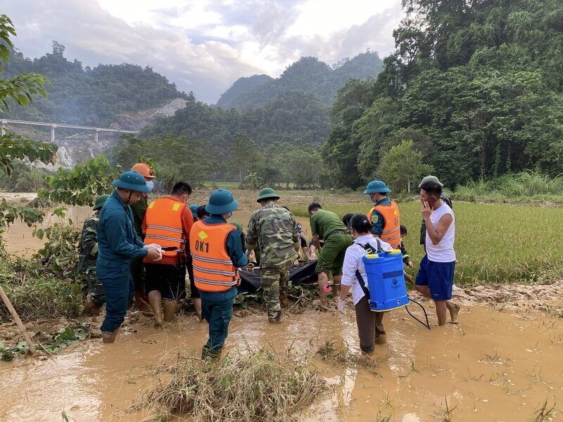 Thi thể các nạn nhân bị lũ cuốn lần lượt được tìm thấy. Ảnh: Bộ CHQS tỉnh Cao Bằng