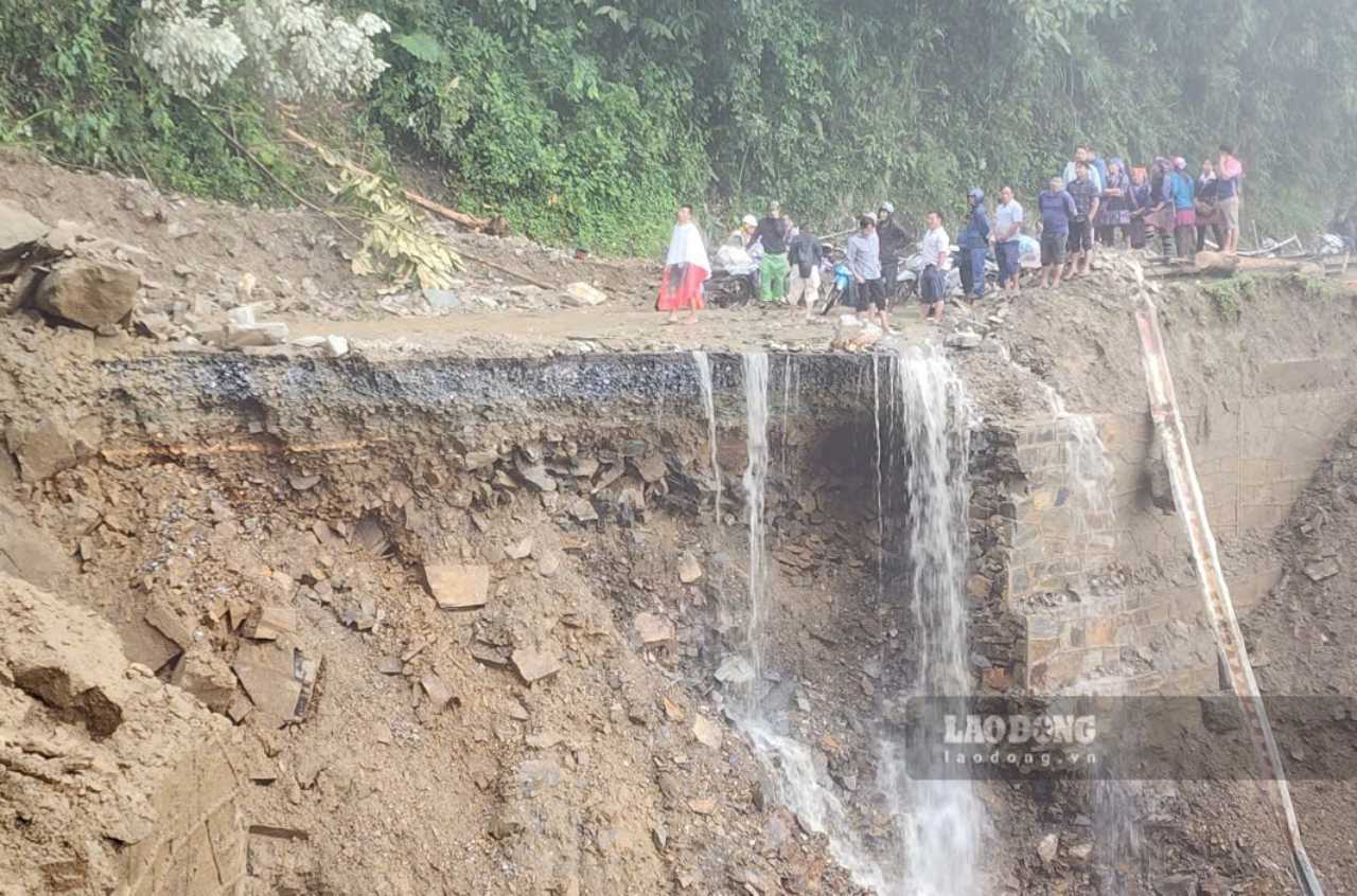 Nhiều vị trí sạt trên Quốc lộ 32, đoạn qua đèo Khau Phạ khiến giao thông tê liệt. Ảnh: Ngọc Sơn