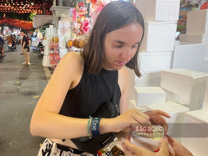 Du khách người Pháp háo hức khi thưởng thức cả hai loại bánh Trung thu truyền thống của Việt Nam. Ảnh: Tường Vy