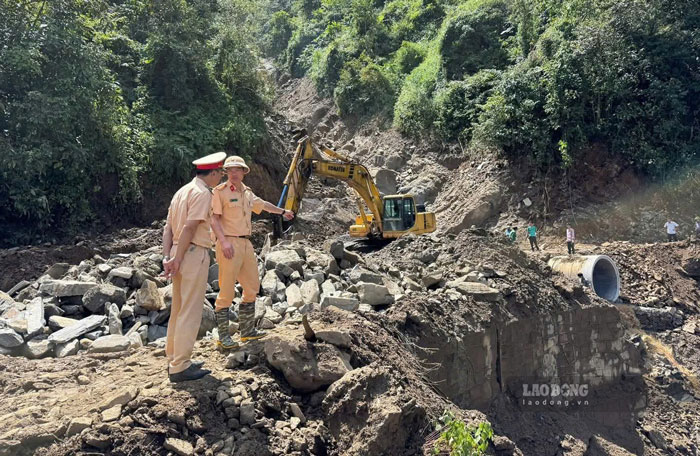 Các lực lượng đang tích cực khắc phục sạt lở để thông tuyến. Ảnh: Ngọc Sơn