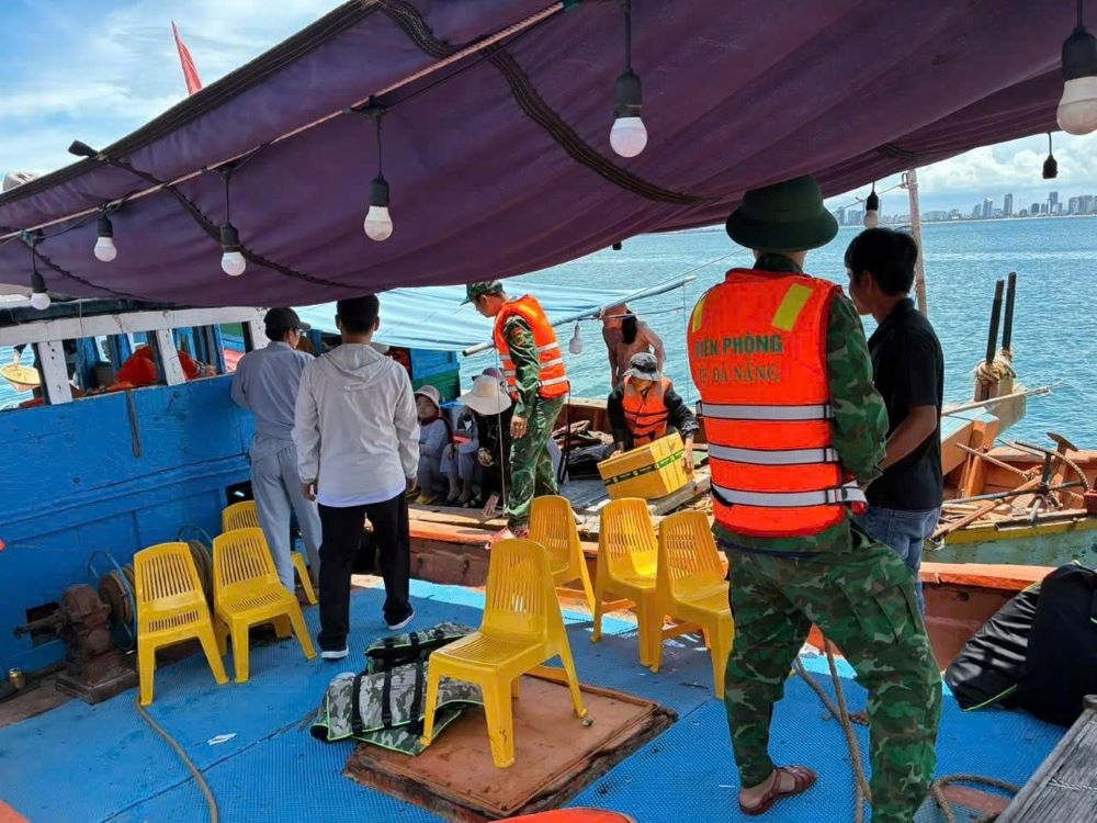 Biên phòng Sơn Trà kiểm tra xử lý phương tiện vi phạm. Ảnh: Lực lượng chức năng