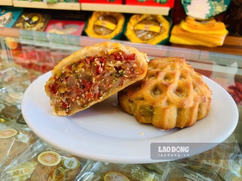 Bánh Trung thu truyền thống gây ấn tượng mạnh mẽ cho thực khách nước ngoài chỉ trong lần đầu trải nghiệm. Ảnh: Tường Vy