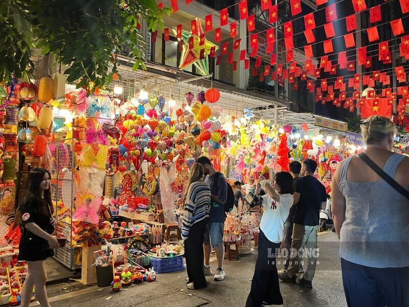 Bánh Trung thu truyền thống vẫn luôn giữ một vị trí đặc biệt trong lòng người Việt. Bởi trên cả hương vị ngọt ngào, chiếc bánh còn gói trọn ý nghĩa sum vầy, là sợi dây gắn kết các thành viên trong gia đình trong mùa Tết đoàn viên.