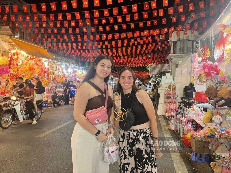 Hai du khách Pháp ấn tượng khi dạo quanh phố Hàng Mã mùa Trung thu. Ảnh: Tường Vy