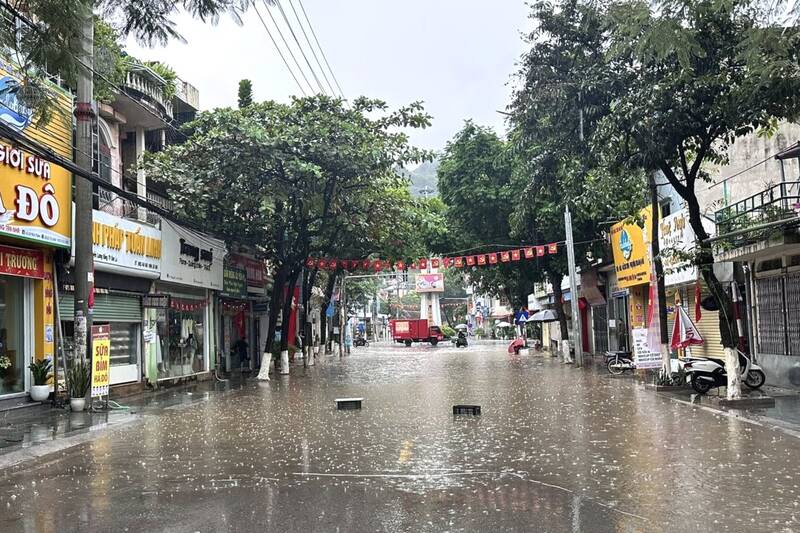 Ngập cục bộ khu vực ngã tư xe khách, phường Tô Hiệu do mưa lớn. Ảnh: Nhật Minh