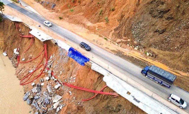 Quốc lộ 2 sạt lở nghiêm trọng, nguy cơ giao thông bị chia cắt