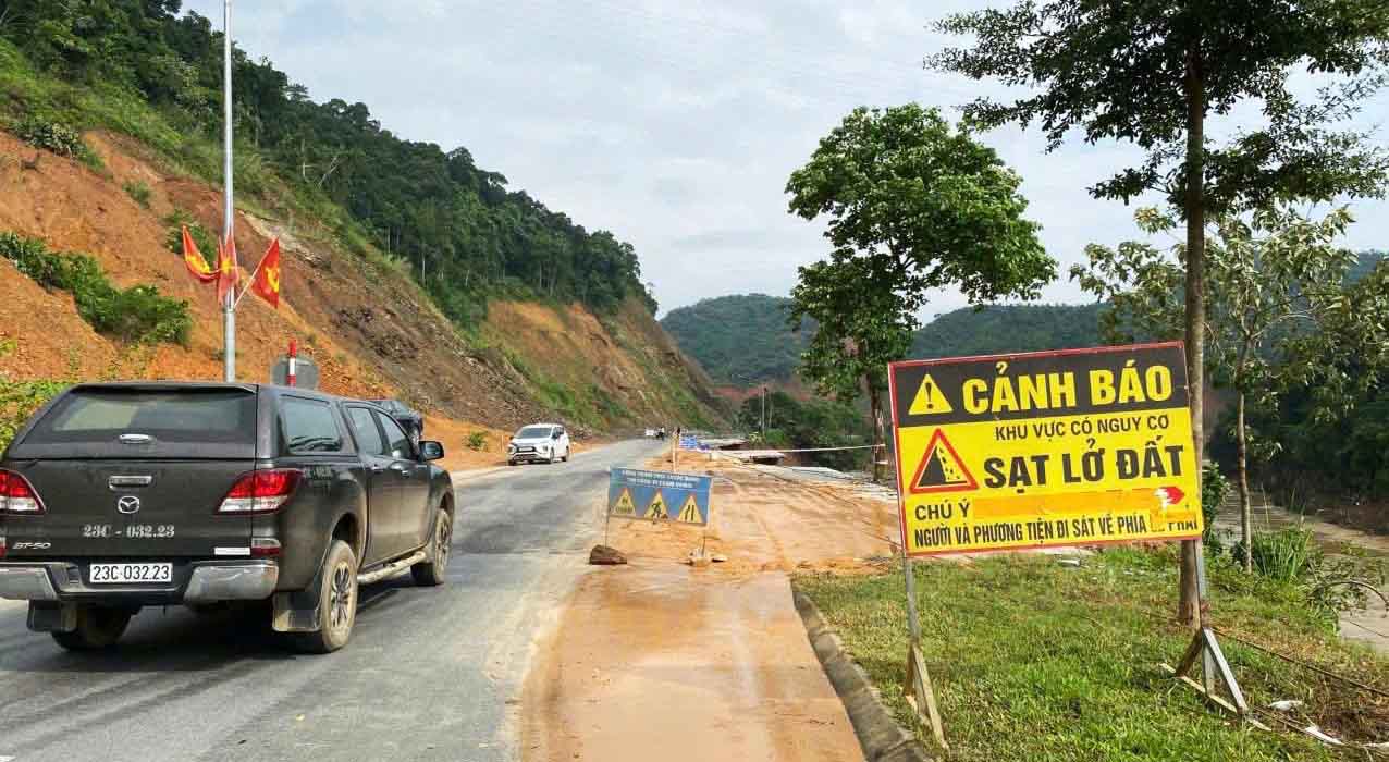 Lực lượng chức năng đã đặt biển cảnh báo tại khu vực sạt lở, lên phương án đảm bảo an toàn giao thông. Ảnh: Huy Toán.
