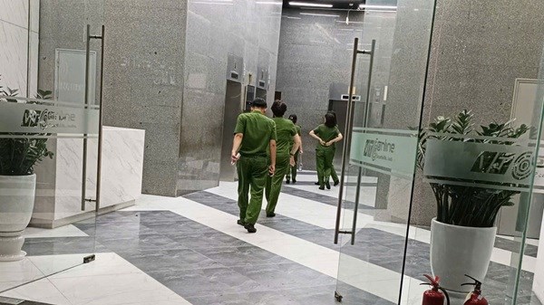 Công an xuất hiện tại tòa nhà trụ sở công ty của Shark Bình trong đêm