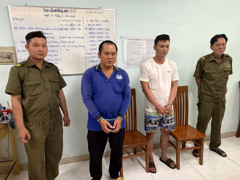 Các đối tượng sản xuất nước uống đóng bình giả đã bị công an TPHCM bắt tạm giam. Ảnh: Công an cung cấp