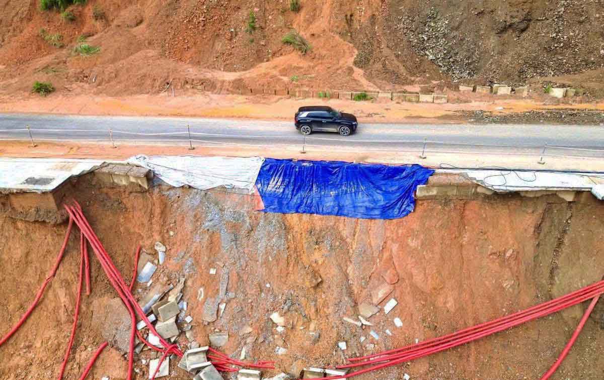 Taluy âm trên tuyến QL.2 bị sạt lở sói sâu vào thân, nền đường và đang có dấu hiệu gia tăng. Ảnh: Huy Toán.