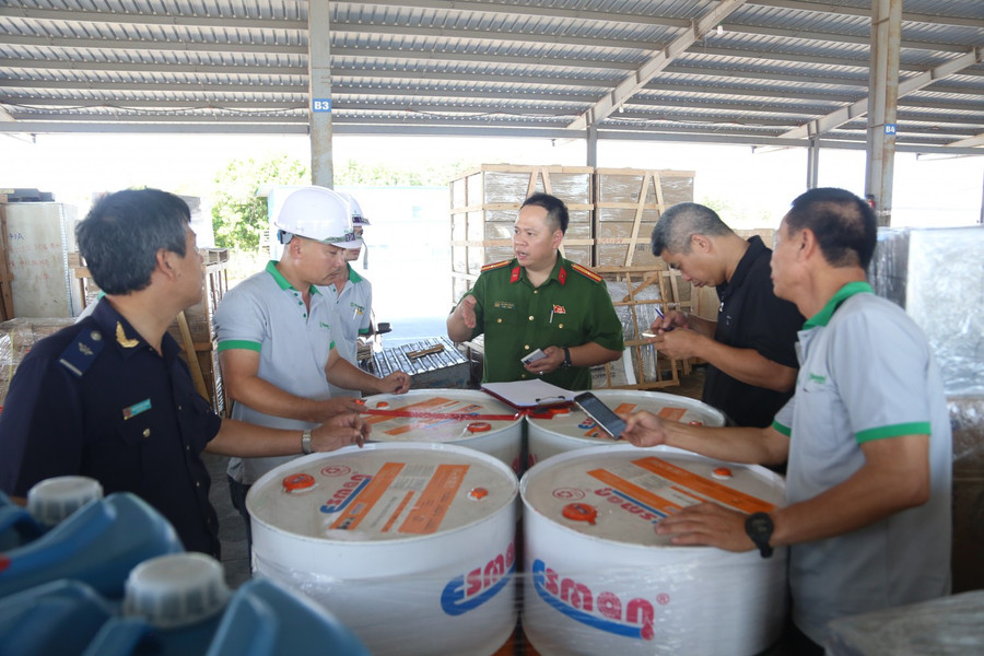 Lực lượng chức năng kiểm tra hàng hóa trên các container. Ảnh: TG