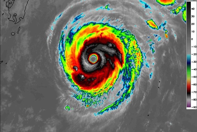 Mắt bão Hạ Long rõ nét, mạnh cấp hủy diệt, gần ngưỡng siêu bão