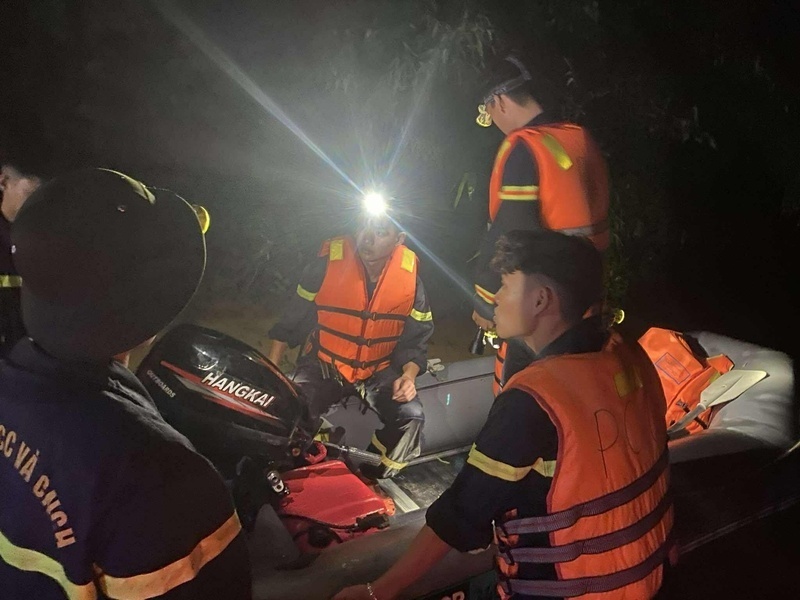 Lực lượng cứu hộ, cứu nạn xuyên đêm ứng cứu người dân. Ảnh: Công an tỉnh Lạng Sơn