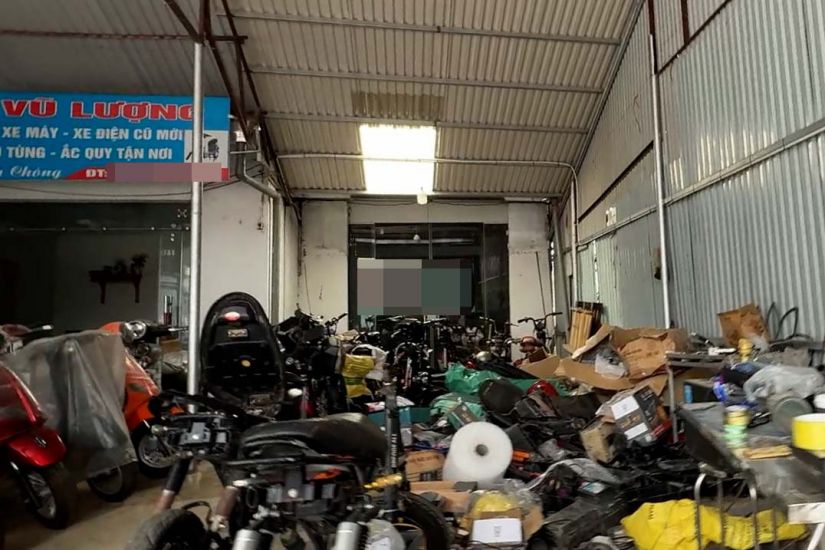 Nơi lắp ráp xe điện không giấy tờ tại cửa hàng xe điện Vũ Lượng (Hưng Yên).  Ảnh: Nhóm PV