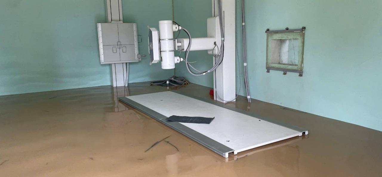 Máy chục X-quang tại Trạm y tế xã Yên Bình cũng bị ngập nước. Ảnh: ĐVCC