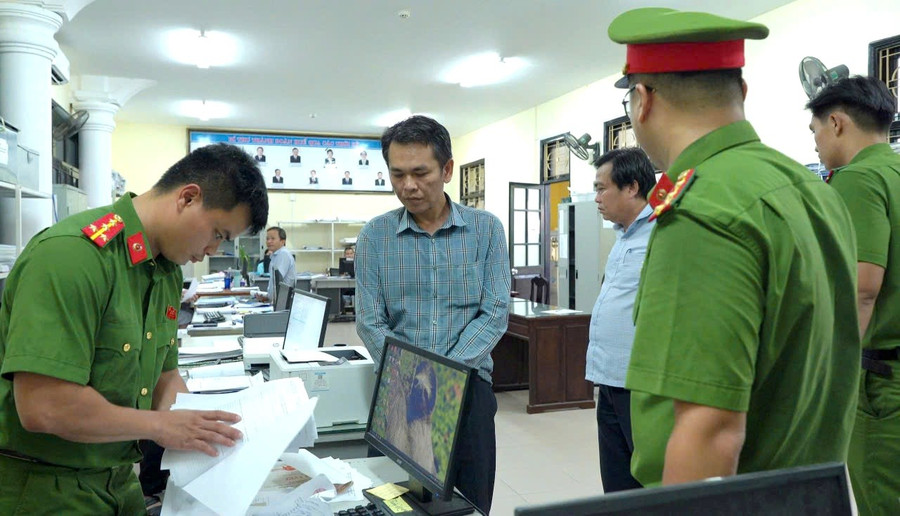 Công an TP Huế khám xét nơi làm việc của các cán bộ có hành vi nhận hối lộ. (Ảnh: CACC)