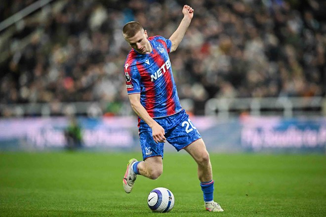 Adam Wharton vẫn chưa trượt khỏi tầm ngắm của Man United