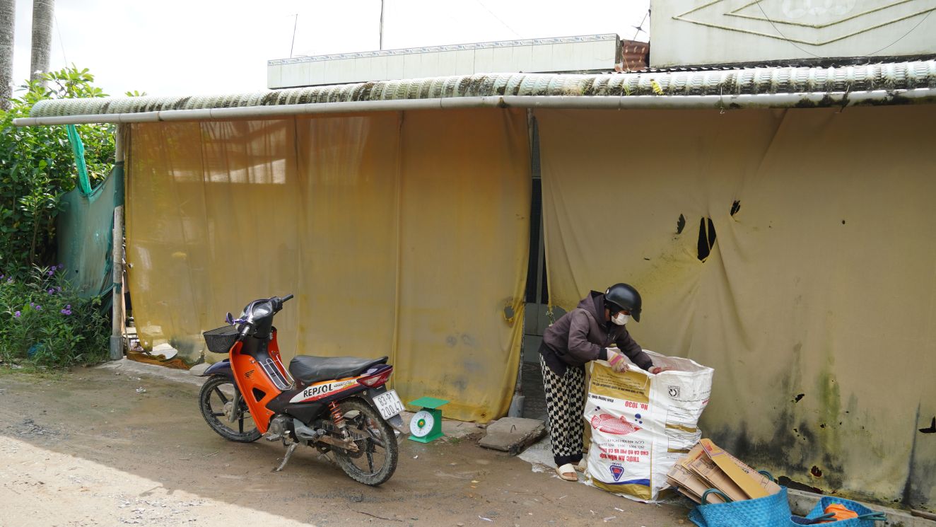 Người dân phải căng màn, dựng tấm chắn trước nhà để tránh bụi. Ảnh: Phương Anh