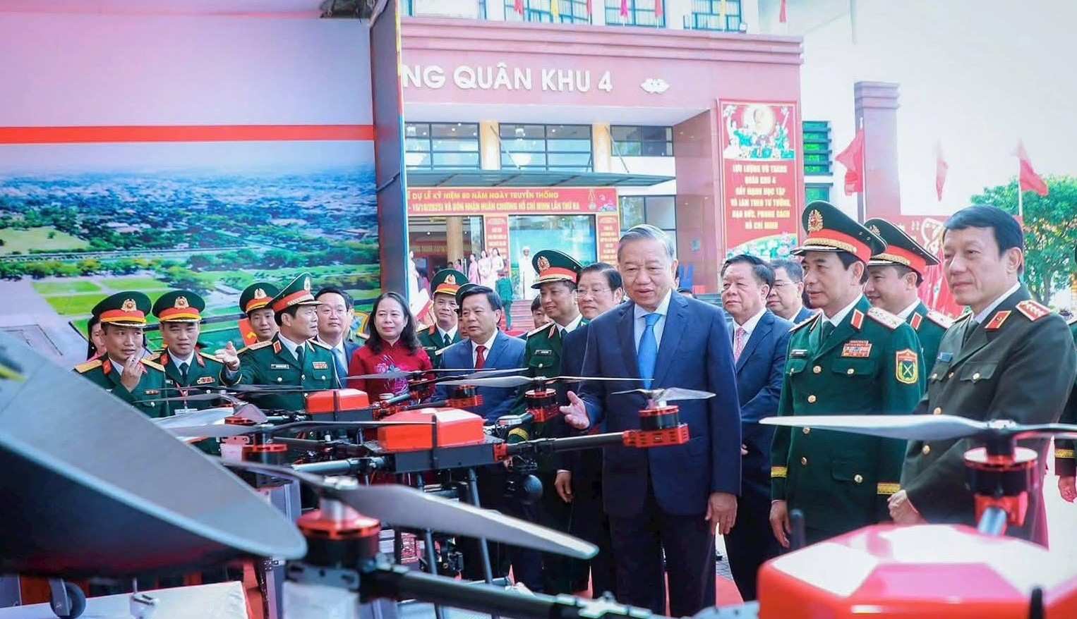 Tổng Bí thư Tô Lâm và các lãnh đạo Đảng, Nhà nước, Quân đội xem triển lãm thành tựu của lực lượng vũ trang Quân khu 4. Ảnh: Ngọc Anh