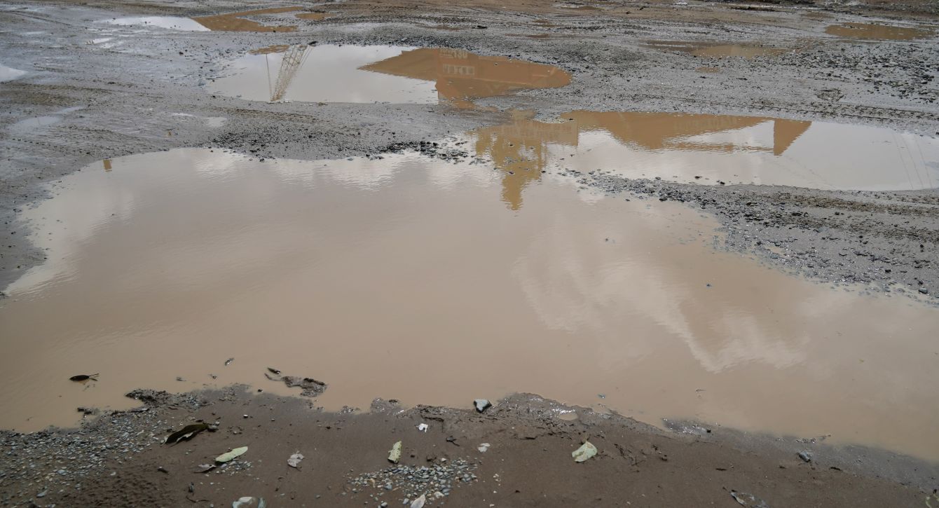 Ổ gà, ổ voi chi chít khiến việc lưu thông của người dân gặp nhiều nguy hiểm. Ảnh: Phương Anh